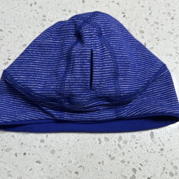 Lululemon Blue Striped reversible Beanie Women’s ponytail running outdoors gorp - Picture 2 of 4
